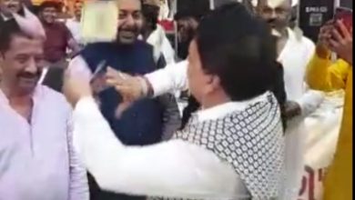 Photo of भागवत कथा में हुई नोटों की बारिश  NCP विधायक ने कांग्रेस व BJP नेताओं पर की डॉलर्स की बारिश