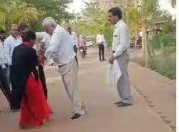 Photo of न्यायालय परिसर में वकील ने महिला को दौड़ा-दौड़ा कर पीटा ,मौके पर मौजूद लोगों ने नहीं की महिला की कोई मदद