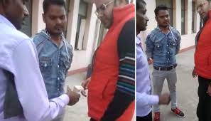 Photo of लेखपाल ने दिनदहाड़े सार्वजनिक स्थान पर ली रिश्वत  रिश्वत लेते लेखपाल का वीडियो हुआ वायरल