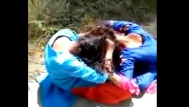 Photo of बीच सड़क पर स्कूली छात्राओं ने एक-दूसरे को पीटा लड़ाई के दौरान लड़कियां ने नोचे एक-दूसरे के बाल