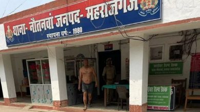 Photo of थाने में अंडरवियर पहनकर घूमते दिखे दीवान साहब महराजगंज के नौतनवा थाना परिसर का है मामला