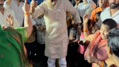 Photo of BJP सांसद ने ने ‘तेरी आंख्या का यो काजल’ गाने पर परिवार संग लगाए ठुमके
