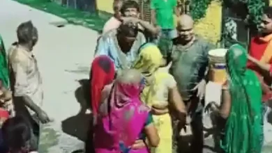Photo of इंद्रदेव को खुश करने के लिए बीजेपी MLA को महिलाओं ने कीचड़ से नहलाया