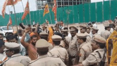 Photo of लूलू मॉल में हनुमान चालीसा और नमाज़ पढ़ने को लेकर हुआ हंगामा